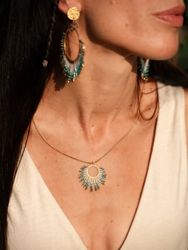 boutique-valdyria-mira-calypsa-collier-sautoir-parure-portrait Parure Mira Calypsa Valdyria composée du collier sautoir et des boucles assorties, perles Miyuki turquoise et blanches, monture dorée. Bijoux artisanaux français, slow creation poétique.