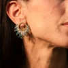 Petite boucle Mira Calypsa Valdyria, tissée de perles Miyuki turquoise et blanches, monture dorée, gros plan portée à l’oreille. Bijou artisanal français, slow creation et poétique.