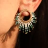 Petite boucle Mira Calypsa Valdyria, portée à l’oreille, tissée de perles Miyuki turquoise et blanches, monture dorée. Bijou artisanal français, mystique et raffiné.