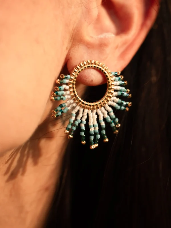 Petite boucle Mira Calypsa Valdyria, portée à l’oreille, tissée de perles Miyuki turquoise et blanches, monture dorée. Bijou artisanal français, mystique et raffiné.