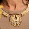 Gros plan sur le collier majestueux Mira Helia en perles Miyuki dorées et blanches, tissé à la main dans l’atelier Valdyria en Alsace. Bijou artisanal français, création écoresponsable et inspirée du soleil.