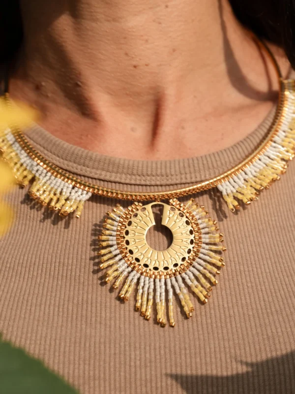 Gros plan sur le collier majestueux Mira Helia en perles Miyuki dorées et blanches, tissé à la main dans l’atelier Valdyria en Alsace. Bijou artisanal français, création écoresponsable et inspirée du soleil.
