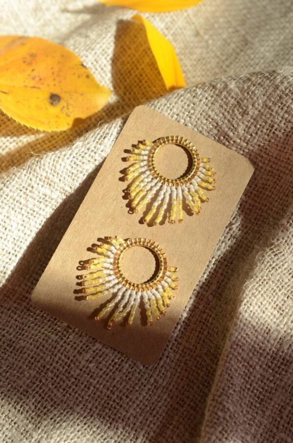 boutique-valdyria-mira-helia-petite-boucle-oreille-gros-plan-carton Petites Boucles D’oreilles Mira Helia