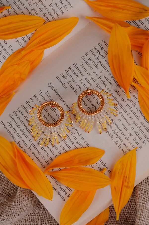 boutique-valdyria-mira-helia-petite-boucle-oreille-gros-plan-livre-2 Petites Boucles D’oreilles Mira Helia