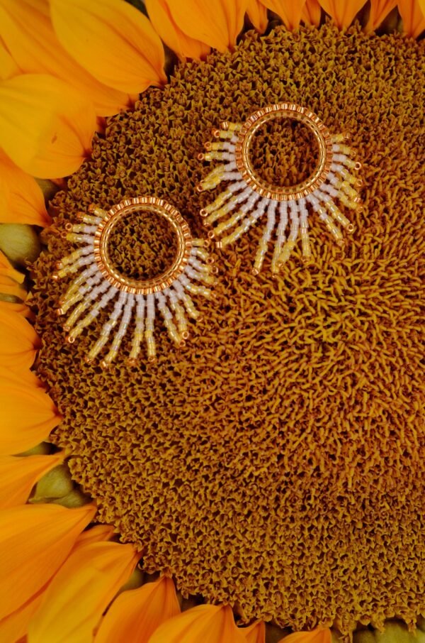 boutique-valdyria-mira-helia-petite-boucle-oreille-gros-plan-tournesol-2 Petites Boucles D’oreilles Mira Helia