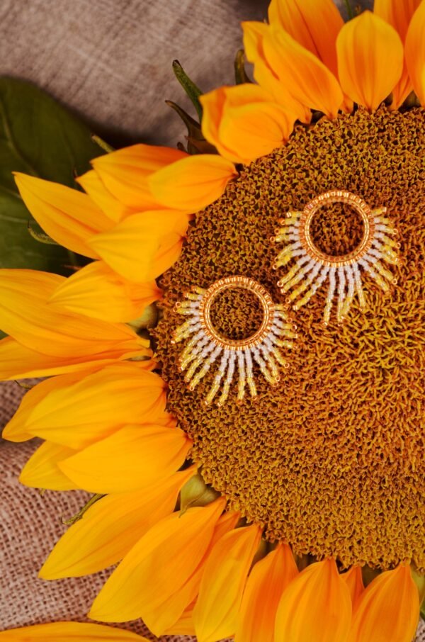 boutique-valdyria-mira-helia-petite-boucle-oreille-gros-plan-tournesol Petites Boucles D’oreilles Mira Helia