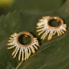 boutique-valdyria-mira-helia-petites-boucles-oreilles-feuille-verte Petites boucles d’oreilles Mira Helia en perles Miyuki dorées et blanches, posées sur une feuille verte. Bijoux artisanaux français, faits main en Alsace, créations écoresponsables et poétiques.