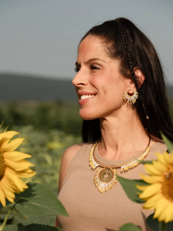 boutique-valdyria-mira-helia-petites-boucles-doreilles (1)_batcheditor_fotor Petite boucle d’oreille Mira Helia en perles Miyuki dorées et blanches, portée en portrait avec champ à l’arrière-plan. Bijou artisanal français, fait main en Alsace, création écoresponsable et poétique.