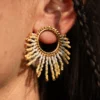 boutique-valdyria-mira-helia-petite-boucle-oreille-portee-gros-plan Petite boucle d’oreille Mira Helia en perles Miyuki dorées et blanches, portée à l’oreille en gros plan. Bijou artisanal français, fait main en Alsace, création durable et poétique.