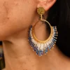 Boucle d’oreille pendante Mira Obscura en perles Miyuki bleues, blanches et dorées, présentée en gros plan. Bijou artisanal français, fait main en Alsace, création durable et poétique.