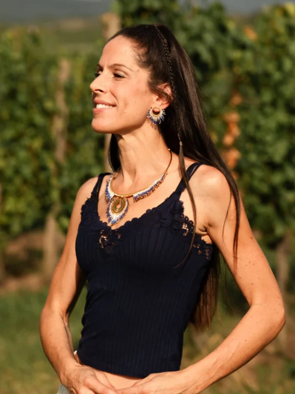 Collier majestueux Mira Obscura en perles Miyuki bleu nuit, dorées et blanches, porté avec robe bleu marine. Bijou artisanal français, fait main en Alsace, création durable et poétique.