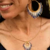 Collier sautoir Mira Obscura en perles Miyuki bleues et dorées, porté en profil avec robe bleu marine. Bijou artisanal français, fait main en Alsace, création durable et cosmique.