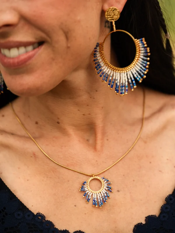 Collier sautoir Mira Obscura en perles Miyuki bleues et dorées, porté en profil avec robe bleu marine. Bijou artisanal français, fait main en Alsace, création durable et cosmique.