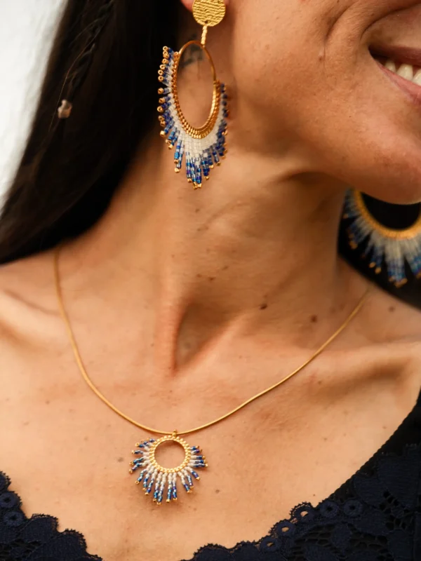 Collier sautoir Mira Obscura en perles Miyuki bleues et dorées, porté avec boucle assortie. Bijou artisanal français, fait main en Alsace, création durable et lumineuse.