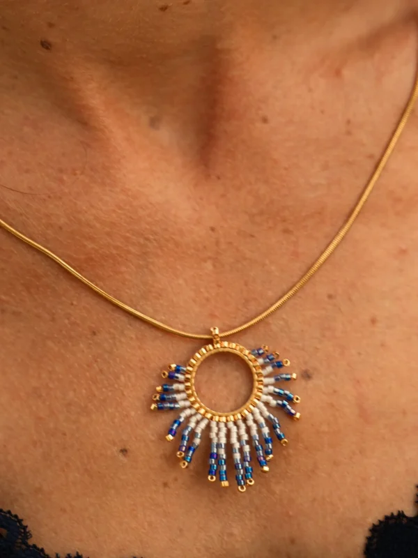 Collier sautoir Mira Obscura en perles Miyuki bleu nuit, blanches et dorées, porté en gros plan au cou. Bijou artisanal français, fait main en Alsace, création durable et poétique.