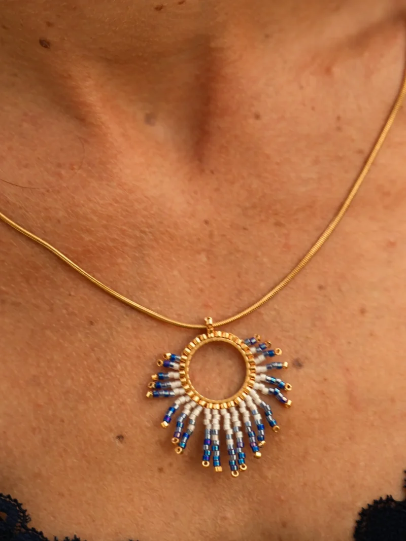 boutique-valdyria-mira-obscura-collier-sautoir-cou Collier sautoir Mira Obscura en perles Miyuki bleu nuit, blanches et dorées, porté en gros plan au cou. Bijou artisanal français, fait main en Alsace, création durable et poétique.