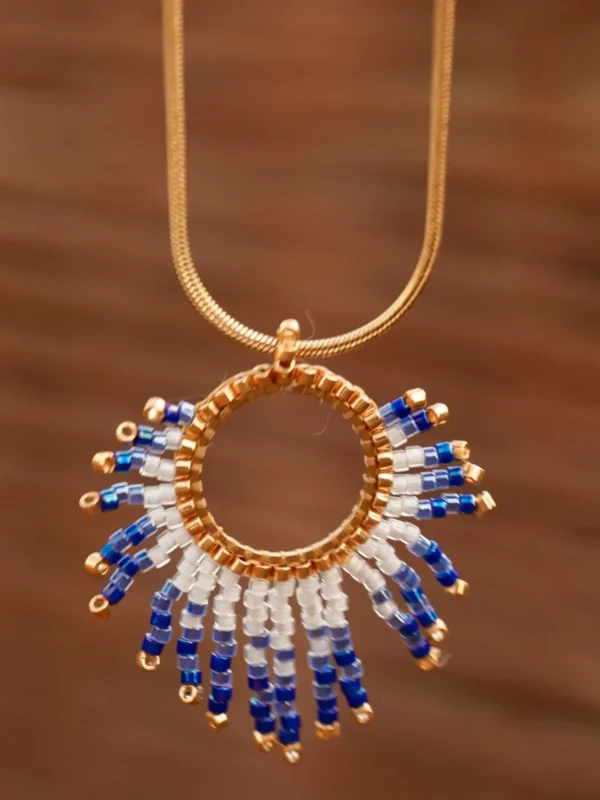 Collier sautoir Mira Obscura en perles Miyuki bleues, blanches et dorées, présenté en gros plan. Bijou artisanal français, fait main en Alsace, création durable et cosmique.