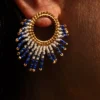 boutique-valdyria-mira-obscura-petite-boucle-oreille-gros-plan Petite boucle d’oreille Mira Obscura en perles Miyuki bleues, blanches et dorées, portée en gros plan. Bijou artisanal français, fait main en Alsace, création durable et poétique.