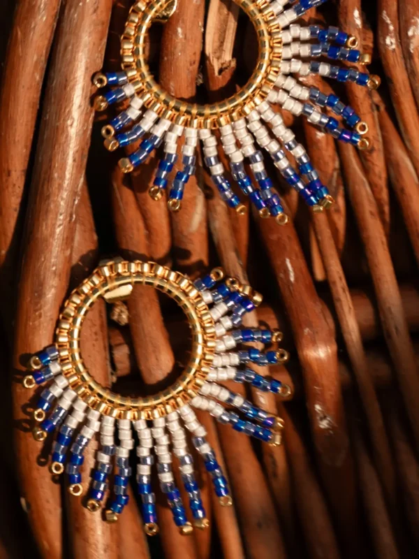 boutique-valdyria-mira-obscura-petites-boucles-oreilles-bois Petites boucles d’oreilles Mira Obscura en perles Miyuki bleues et dorées, posées sur bois tressé. Bijoux artisanaux français, faits main en Alsace, créations durables et poétiques.