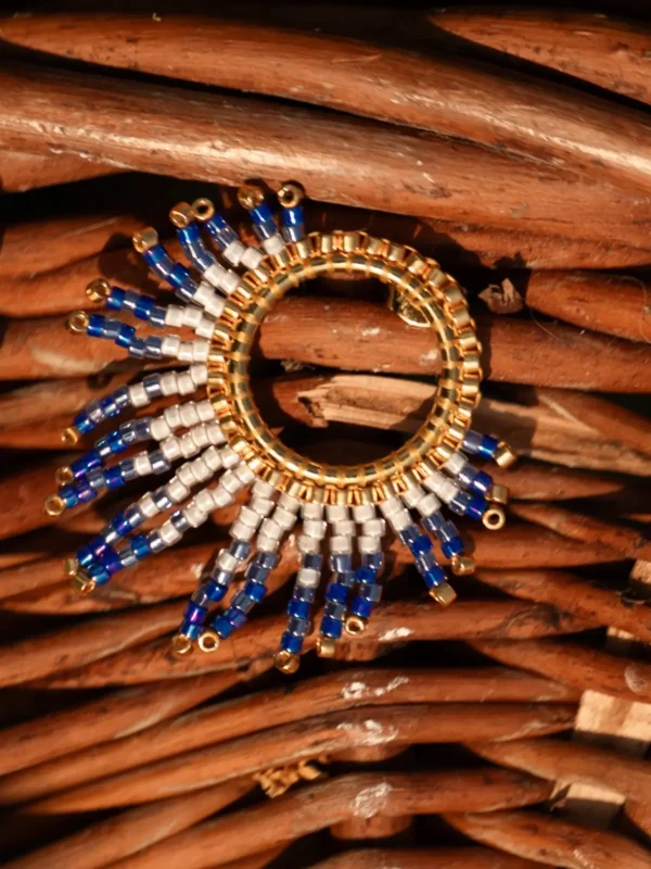 boutique-valdyria-mira-obscura-petite-boucle-oreille-bois Petite boucle d’oreille Mira Obscura en perles Miyuki bleues et dorées, posée sur bois tressé. Bijou artisanal français, fait main en Alsace, création durable et inspirée du cosmos.