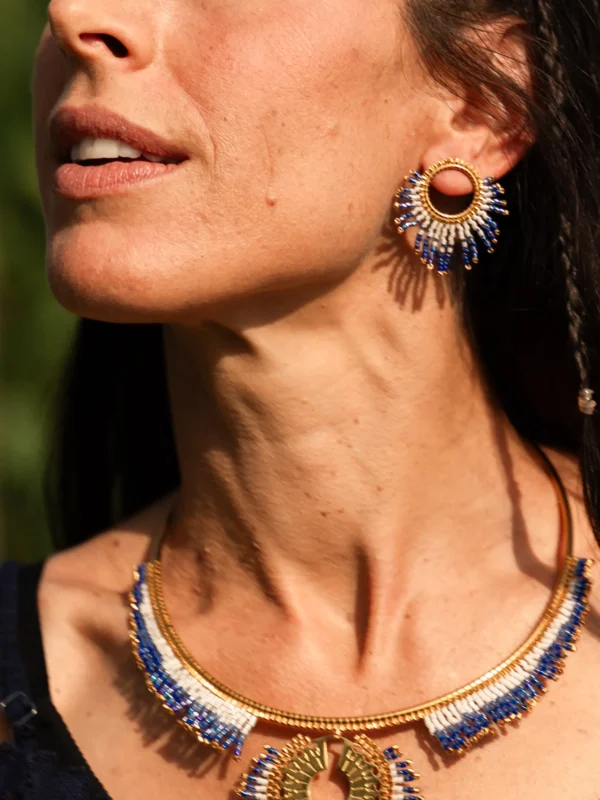 boutique-valdyria-mira-obscura-petites-boucles-oreilles-parure-profil Petite boucle d’oreille Mira Obscura en perles Miyuki bleues et dorées, portée avec le collier majestueux assorti. Bijoux artisanaux français, faits main en Alsace, créations durables et poétiques.