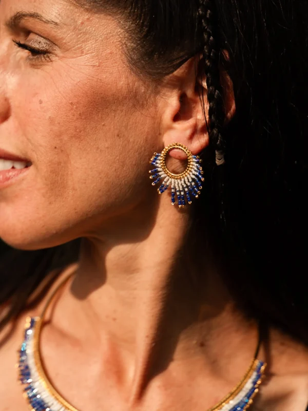 boutique-valdyria-mira-helia-obscura-petite-boucle-oreille-portrait-discret Petite boucle d’oreille Mira Obscura en perles Miyuki bleues et dorées, portée en portrait discret. Bijou artisanal français, fait main en Alsace, création durable et poétique.