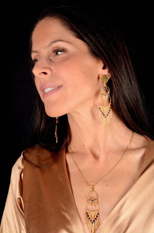 Valdyria est une marque poétique de bijoux faits main, basée en Alsace 🌿 Nous créons des pièces artisanales avec une âme, inspirées par la mythologie 🐚 la nature 🍃 l’élégance ancienne 👑 et la beauté intemporelle ✨ Chaque bijou est soigneusement réalisé à la main avec des perles Miyuki de haute qualité, venues du Japon 💎 et des matériaux écoresponsables sourcés en France et en Europe 💖 Nos créations naissent avec intention 🕊 en petites séries 🧵 avec amour du détail ✧ Valdyria incarne une création lente, consciente 🌱 des trésors qu’on ressent vraiment 🌟 Nous ne faisons pas que des accessoires : nous créons des symboles ❈ Chaque bijou porte une histoire, une émotion, un sens ✤ Dans notre atelier en Alsace 🏡 chaque commande est préparée à la main, jusqu’à l’emballage compostable ♻ sans plastique 🚫 Expédition soignée en Europe 📦 Découvrez un univers où qualité rime avec émotion ✨ Valdyria - Un éclat pour ne jamais oublier qui vous êtes ✧