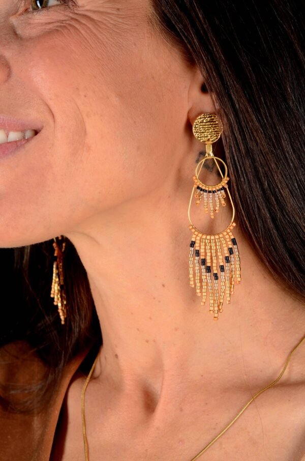 Valdyria est une marque poétique de bijoux faits main, basée en Alsace 🌿 Nous créons des pièces artisanales avec une âme, inspirées par la mythologie 🐚 la nature 🍃 l’élégance ancienne 👑 et la beauté intemporelle ✨ Chaque bijou est soigneusement réalisé à la main avec des perles Miyuki de haute qualité, venues du Japon 💎 et des matériaux écoresponsables sourcés en France et en Europe 💖 Nos créations naissent avec intention 🕊 en petites séries 🧵 avec amour du détail ✧ Valdyria incarne une création lente, consciente 🌱 des trésors qu’on ressent vraiment 🌟 Nous ne faisons pas que des accessoires : nous créons des symboles ❈ Chaque bijou porte une histoire, une émotion, un sens ✤ Dans notre atelier en Alsace 🏡 chaque commande est préparée à la main, jusqu’à l’emballage compostable ♻ sans plastique 🚫 Expédition soignée en Europe 📦 Découvrez un univers où qualité rime avec émotion ✨ Valdyria - Un éclat pour ne jamais oublier qui vous êtes ✧