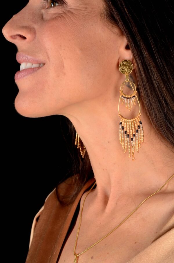 Valdyria est une marque poétique de bijoux faits main, basée en Alsace 🌿 Nous créons des pièces artisanales avec une âme, inspirées par la mythologie 🐚 la nature 🍃 l’élégance ancienne 👑 et la beauté intemporelle ✨ Chaque bijou est soigneusement réalisé à la main avec des perles Miyuki de haute qualité, venues du Japon 💎 et des matériaux écoresponsables sourcés en France et en Europe 💖 Nos créations naissent avec intention 🕊 en petites séries 🧵 avec amour du détail ✧ Valdyria incarne une création lente, consciente 🌱 des trésors qu’on ressent vraiment 🌟 Nous ne faisons pas que des accessoires : nous créons des symboles ❈ Chaque bijou porte une histoire, une émotion, un sens ✤ Dans notre atelier en Alsace 🏡 chaque commande est préparée à la main, jusqu’à l’emballage compostable ♻ sans plastique 🚫 Expédition soignée en Europe 📦 Découvrez un univers où qualité rime avec émotion ✨ Valdyria - Un éclat pour ne jamais oublier qui vous êtes ✧