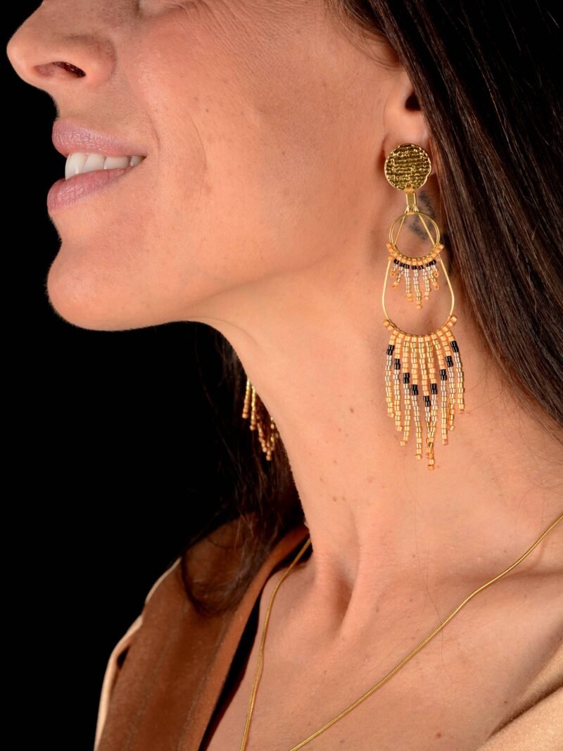 boutique-valdyria-galilya-cleo-dore-boucles-oreilles-moyen2 Valdyria est une marque poétique de bijoux faits main, basée en Alsace 🌿 Nous créons des pièces artisanales avec une âme, inspirées par la mythologie 🐚 la nature 🍃 l’élégance ancienne 👑 et la beauté intemporelle ✨ Chaque bijou est soigneusement réalisé à la main avec des perles Miyuki de haute qualité, venues du Japon 💎 et des matériaux écoresponsables sourcés en France et en Europe 💖 Nos créations naissent avec intention 🕊 en petites séries 🧵 avec amour du détail ✧ Valdyria incarne une création lente, consciente 🌱 des trésors qu’on ressent vraiment 🌟 Nous ne faisons pas que des accessoires : nous créons des symboles ❈ Chaque bijou porte une histoire, une émotion, un sens ✤ Dans notre atelier en Alsace 🏡 chaque commande est préparée à la main, jusqu’à l’emballage compostable ♻ sans plastique 🚫 Expédition soignée en Europe 📦 Découvrez un univers où qualité rime avec émotion ✨ Valdyria - Un éclat pour ne jamais oublier qui vous êtes ✧