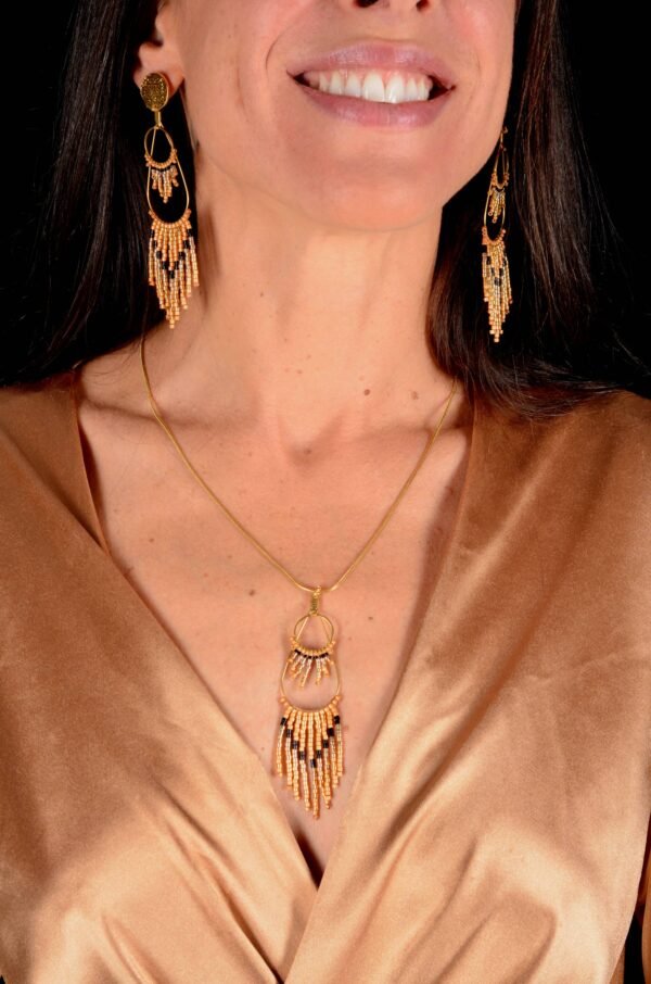 Valdyria est une marque poétique de bijoux faits main, basée en Alsace 🌿 Nous créons des pièces artisanales avec une âme, inspirées par la mythologie 🐚 la nature 🍃 l’élégance ancienne 👑 et la beauté intemporelle ✨ Chaque bijou est soigneusement réalisé à la main avec des perles Miyuki de haute qualité, venues du Japon 💎 et des matériaux écoresponsables sourcés en France et en Europe 💖 Nos créations naissent avec intention 🕊 en petites séries 🧵 avec amour du détail ✧ Valdyria incarne une création lente, consciente 🌱 des trésors qu’on ressent vraiment 🌟 Nous ne faisons pas que des accessoires : nous créons des symboles ❈ Chaque bijou porte une histoire, une émotion, un sens ✤ Dans notre atelier en Alsace 🏡 chaque commande est préparée à la main, jusqu’à l’emballage compostable ♻ sans plastique 🚫 Expédition soignée en Europe 📦 Découvrez un univers où qualité rime avec émotion ✨ Valdyria - Un éclat pour ne jamais oublier qui vous êtes ✧