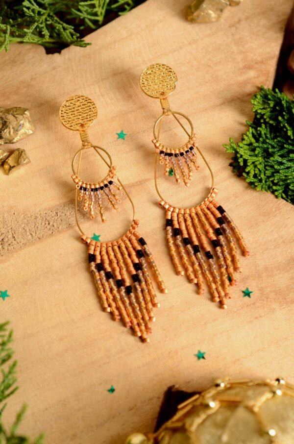 Valdyria est une marque poétique de bijoux faits main, basée en Alsace 🌿 Nous créons des pièces artisanales avec une âme, inspirées par la mythologie 🐚 la nature 🍃 l’élégance ancienne 👑 et la beauté intemporelle ✨ Chaque bijou est soigneusement réalisé à la main avec des perles Miyuki de haute qualité, venues du Japon 💎 et des matériaux écoresponsables sourcés en France et en Europe 💖 Nos créations naissent avec intention 🕊 en petites séries 🧵 avec amour du détail ✧ Valdyria incarne une création lente, consciente 🌱 des trésors qu’on ressent vraiment 🌟 Nous ne faisons pas que des accessoires : nous créons des symboles ❈ Chaque bijou porte une histoire, une émotion, un sens ✤ Dans notre atelier en Alsace 🏡 chaque commande est préparée à la main, jusqu’à l’emballage compostable ♻ sans plastique 🚫 Expédition soignée en Europe 📦 Découvrez un univers où qualité rime avec émotion ✨ Valdyria - Un éclat pour ne jamais oublier qui vous êtes ✧