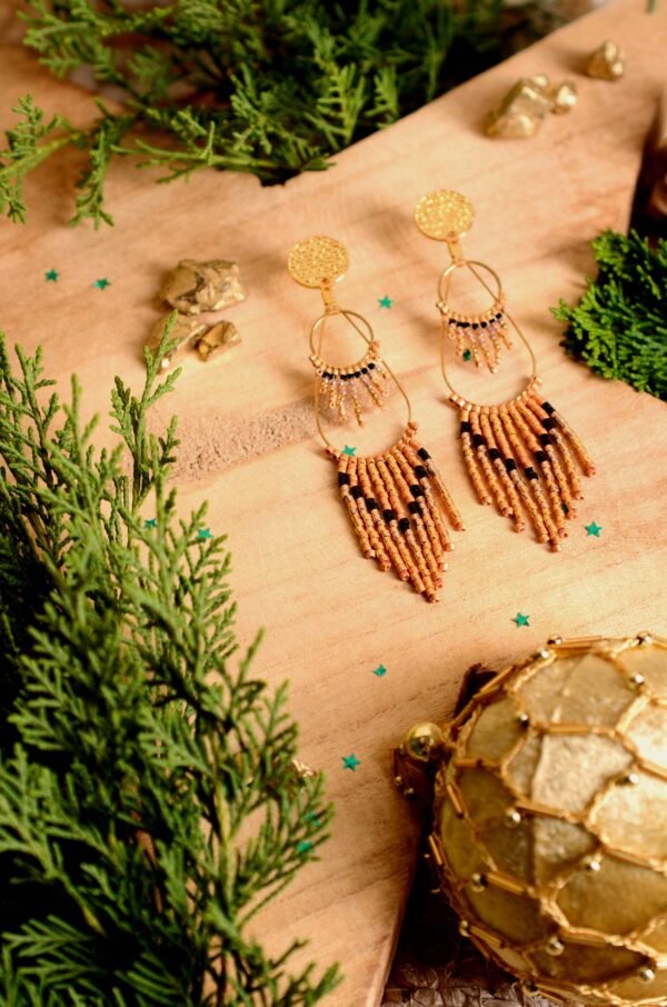 Valdyria est une marque poétique de bijoux faits main, basée en Alsace 🌿 Nous créons des pièces artisanales avec une âme, inspirées par la mythologie 🐚 la nature 🍃 l’élégance ancienne 👑 et la beauté intemporelle ✨ Chaque bijou est soigneusement réalisé à la main avec des perles Miyuki de haute qualité, venues du Japon 💎 et des matériaux écoresponsables sourcés en France et en Europe 💖 Nos créations naissent avec intention 🕊 en petites séries 🧵 avec amour du détail ✧ Valdyria incarne une création lente, consciente 🌱 des trésors qu’on ressent vraiment 🌟 Nous ne faisons pas que des accessoires : nous créons des symboles ❈ Chaque bijou porte une histoire, une émotion, un sens ✤ Dans notre atelier en Alsace 🏡 chaque commande est préparée à la main, jusqu’à l’emballage compostable ♻ sans plastique 🚫 Expédition soignée en Europe 📦 Découvrez un univers où qualité rime avec émotion ✨ Valdyria - Un éclat pour ne jamais oublier qui vous êtes ✧