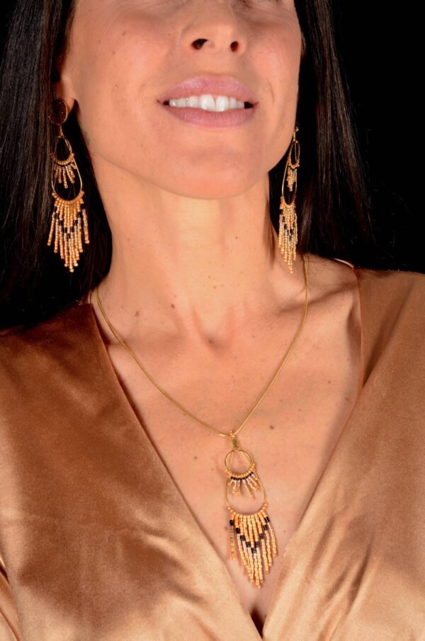 Valdyria est une marque poétique de bijoux faits main, basée en Alsace 🌿 Nous créons des pièces artisanales avec une âme, inspirées par la mythologie 🐚 la nature 🍃 l’élégance ancienne 👑 et la beauté intemporelle ✨ Chaque bijou est soigneusement réalisé à la main avec des perles Miyuki de haute qualité, venues du Japon 💎 et des matériaux écoresponsables sourcés en France et en Europe 💖 Nos créations naissent avec intention 🕊 en petites séries 🧵 avec amour du détail ✧ Valdyria incarne une création lente, consciente 🌱 des trésors qu’on ressent vraiment 🌟 Nous ne faisons pas que des accessoires : nous créons des symboles ❈ Chaque bijou porte une histoire, une émotion, un sens ✤ Dans notre atelier en Alsace 🏡 chaque commande est préparée à la main, jusqu’à l’emballage compostable ♻ sans plastique 🚫 Expédition soignée en Europe 📦 Découvrez un univers où qualité rime avec émotion ✨ Valdyria - Un éclat pour ne jamais oublier qui vous êtes ✧