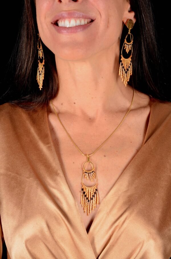 Valdyria est une marque poétique de bijoux faits main, basée en Alsace 🌿 Nous créons des pièces artisanales avec une âme, inspirées par la mythologie 🐚 la nature 🍃 l’élégance ancienne 👑 et la beauté intemporelle ✨ Chaque bijou est soigneusement réalisé à la main avec des perles Miyuki de haute qualité, venues du Japon 💎 et des matériaux écoresponsables sourcés en France et en Europe 💖 Nos créations naissent avec intention 🕊 en petites séries 🧵 avec amour du détail ✧ Valdyria incarne une création lente, consciente 🌱 des trésors qu’on ressent vraiment 🌟 Nous ne faisons pas que des accessoires : nous créons des symboles ❈ Chaque bijou porte une histoire, une émotion, un sens ✤ Dans notre atelier en Alsace 🏡 chaque commande est préparée à la main, jusqu’à l’emballage compostable ♻ sans plastique 🚫 Expédition soignée en Europe 📦 Découvrez un univers où qualité rime avec émotion ✨ Valdyria - Un éclat pour ne jamais oublier qui vous êtes ✧