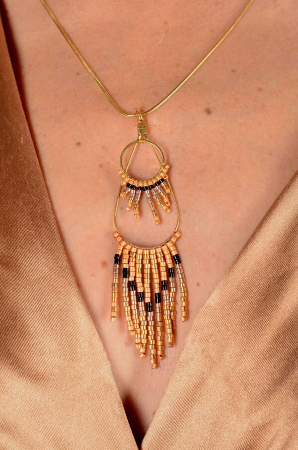 Valdyria est une marque poétique de bijoux faits main, basée en Alsace 🌿 Nous créons des pièces artisanales avec une âme, inspirées par la mythologie 🐚 la nature 🍃 l’élégance ancienne 👑 et la beauté intemporelle ✨ Chaque bijou est soigneusement réalisé à la main avec des perles Miyuki de haute qualité, venues du Japon 💎 et des matériaux écoresponsables sourcés en France et en Europe 💖 Nos créations naissent avec intention 🕊 en petites séries 🧵 avec amour du détail ✧ Valdyria incarne une création lente, consciente 🌱 des trésors qu’on ressent vraiment 🌟 Nous ne faisons pas que des accessoires : nous créons des symboles ❈ Chaque bijou porte une histoire, une émotion, un sens ✤ Dans notre atelier en Alsace 🏡 chaque commande est préparée à la main, jusqu’à l’emballage compostable ♻ sans plastique 🚫 Expédition soignée en Europe 📦 Découvrez un univers où qualité rime avec émotion ✨ Valdyria - Un éclat pour ne jamais oublier qui vous êtes ✧