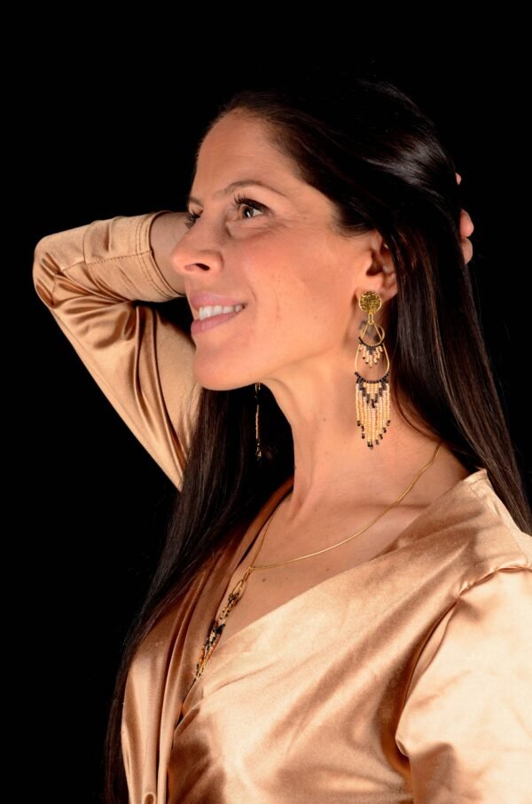 Valdyria est une marque poétique de bijoux faits main, basée en Alsace 🌿 Nous créons des pièces artisanales avec une âme, inspirées par la mythologie 🐚 la nature 🍃 l’élégance ancienne 👑 et la beauté intemporelle ✨ Chaque bijou est soigneusement réalisé à la main avec des perles Miyuki de haute qualité, venues du Japon 💎 et des matériaux écoresponsables sourcés en France et en Europe 💖 Nos créations naissent avec intention 🕊 en petites séries 🧵 avec amour du détail ✧ Valdyria incarne une création lente, consciente 🌱 des trésors qu’on ressent vraiment 🌟 Nous ne faisons pas que des accessoires : nous créons des symboles ❈ Chaque bijou porte une histoire, une émotion, un sens ✤ Dans notre atelier en Alsace 🏡 chaque commande est préparée à la main, jusqu’à l’emballage compostable ♻ sans plastique 🚫 Expédition soignée en Europe 📦 Découvrez un univers où qualité rime avec émotion ✨ Valdyria - Un éclat pour ne jamais oublier qui vous êtes ✧