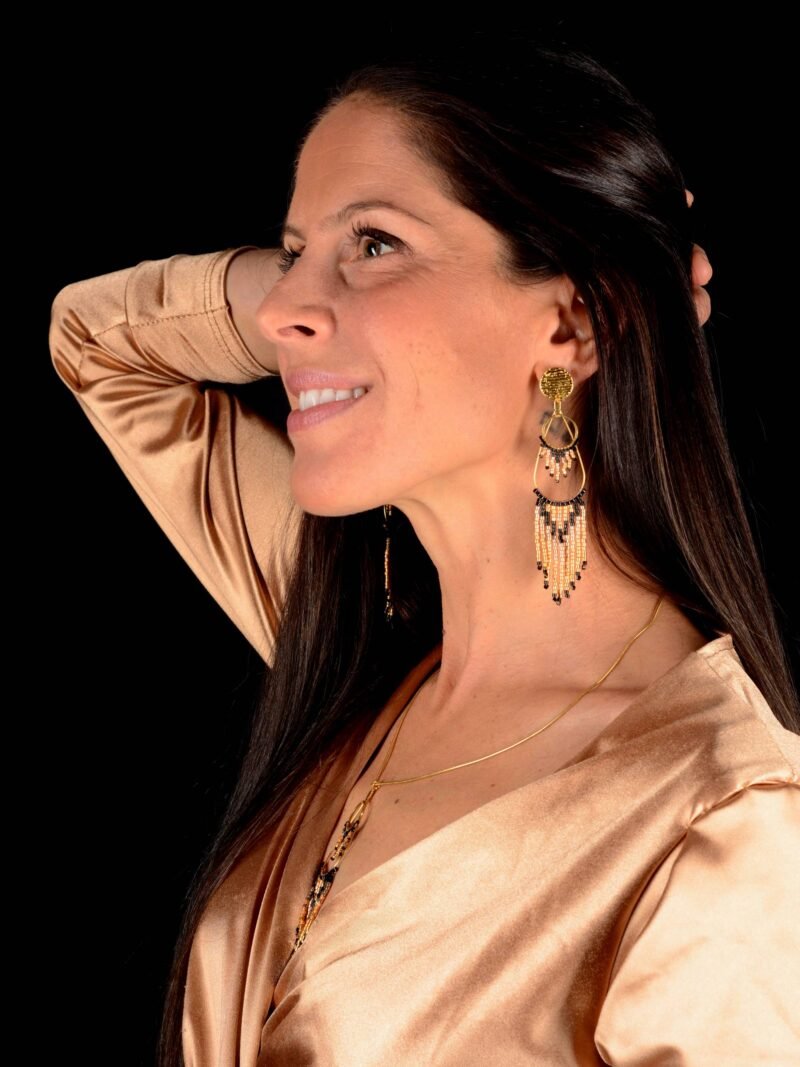 boutique-valdyria-galilya-cleo-ebene-boucles-oreilles-large (1) Valdyria est une marque poétique de bijoux faits main, basée en Alsace 🌿 Nous créons des pièces artisanales avec une âme, inspirées par la mythologie 🐚 la nature 🍃 l’élégance ancienne 👑 et la beauté intemporelle ✨ Chaque bijou est soigneusement réalisé à la main avec des perles Miyuki de haute qualité, venues du Japon 💎 et des matériaux écoresponsables sourcés en France et en Europe 💖 Nos créations naissent avec intention 🕊 en petites séries 🧵 avec amour du détail ✧ Valdyria incarne une création lente, consciente 🌱 des trésors qu’on ressent vraiment 🌟 Nous ne faisons pas que des accessoires : nous créons des symboles ❈ Chaque bijou porte une histoire, une émotion, un sens ✤ Dans notre atelier en Alsace 🏡 chaque commande est préparée à la main, jusqu’à l’emballage compostable ♻ sans plastique 🚫 Expédition soignée en Europe 📦 Découvrez un univers où qualité rime avec émotion ✨ Valdyria - Un éclat pour ne jamais oublier qui vous êtes ✧