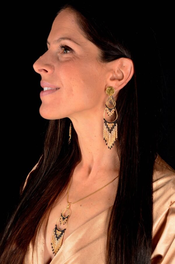 Valdyria est une marque poétique de bijoux faits main, basée en Alsace 🌿 Nous créons des pièces artisanales avec une âme, inspirées par la mythologie 🐚 la nature 🍃 l’élégance ancienne 👑 et la beauté intemporelle ✨ Chaque bijou est soigneusement réalisé à la main avec des perles Miyuki de haute qualité, venues du Japon 💎 et des matériaux écoresponsables sourcés en France et en Europe 💖 Nos créations naissent avec intention 🕊 en petites séries 🧵 avec amour du détail ✧ Valdyria incarne une création lente, consciente 🌱 des trésors qu’on ressent vraiment 🌟 Nous ne faisons pas que des accessoires : nous créons des symboles ❈ Chaque bijou porte une histoire, une émotion, un sens ✤ Dans notre atelier en Alsace 🏡 chaque commande est préparée à la main, jusqu’à l’emballage compostable ♻ sans plastique 🚫 Expédition soignée en Europe 📦 Découvrez un univers où qualité rime avec émotion ✨ Valdyria - Un éclat pour ne jamais oublier qui vous êtes ✧