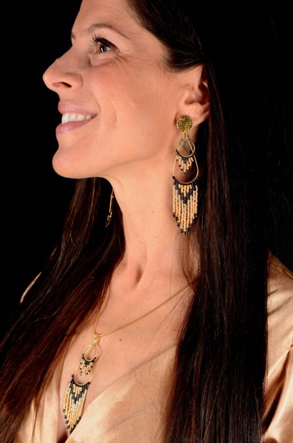 Valdyria est une marque poétique de bijoux faits main, basée en Alsace 🌿 Nous créons des pièces artisanales avec une âme, inspirées par la mythologie 🐚 la nature 🍃 l’élégance ancienne 👑 et la beauté intemporelle ✨ Chaque bijou est soigneusement réalisé à la main avec des perles Miyuki de haute qualité, venues du Japon 💎 et des matériaux écoresponsables sourcés en France et en Europe 💖 Nos créations naissent avec intention 🕊 en petites séries 🧵 avec amour du détail ✧ Valdyria incarne une création lente, consciente 🌱 des trésors qu’on ressent vraiment 🌟 Nous ne faisons pas que des accessoires : nous créons des symboles ❈ Chaque bijou porte une histoire, une émotion, un sens ✤ Dans notre atelier en Alsace 🏡 chaque commande est préparée à la main, jusqu’à l’emballage compostable ♻ sans plastique 🚫 Expédition soignée en Europe 📦 Découvrez un univers où qualité rime avec émotion ✨ Valdyria - Un éclat pour ne jamais oublier qui vous êtes ✧