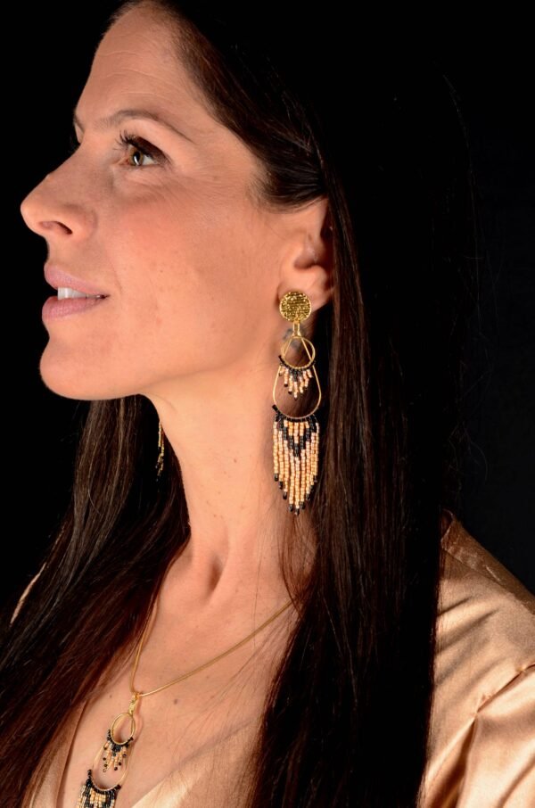 Valdyria est une marque poétique de bijoux faits main, basée en Alsace 🌿 Nous créons des pièces artisanales avec une âme, inspirées par la mythologie 🐚 la nature 🍃 l’élégance ancienne 👑 et la beauté intemporelle ✨ Chaque bijou est soigneusement réalisé à la main avec des perles Miyuki de haute qualité, venues du Japon 💎 et des matériaux écoresponsables sourcés en France et en Europe 💖 Nos créations naissent avec intention 🕊 en petites séries 🧵 avec amour du détail ✧ Valdyria incarne une création lente, consciente 🌱 des trésors qu’on ressent vraiment 🌟 Nous ne faisons pas que des accessoires : nous créons des symboles ❈ Chaque bijou porte une histoire, une émotion, un sens ✤ Dans notre atelier en Alsace 🏡 chaque commande est préparée à la main, jusqu’à l’emballage compostable ♻ sans plastique 🚫 Expédition soignée en Europe 📦 Découvrez un univers où qualité rime avec émotion ✨ Valdyria - Un éclat pour ne jamais oublier qui vous êtes ✧