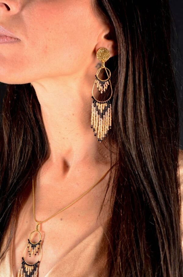 Valdyria est une marque poétique de bijoux faits main, basée en Alsace 🌿 Nous créons des pièces artisanales avec une âme, inspirées par la mythologie 🐚 la nature 🍃 l’élégance ancienne 👑 et la beauté intemporelle ✨ Chaque bijou est soigneusement réalisé à la main avec des perles Miyuki de haute qualité, venues du Japon 💎 et des matériaux écoresponsables sourcés en France et en Europe 💖 Nos créations naissent avec intention 🕊 en petites séries 🧵 avec amour du détail ✧ Valdyria incarne une création lente, consciente 🌱 des trésors qu’on ressent vraiment 🌟 Nous ne faisons pas que des accessoires : nous créons des symboles ❈ Chaque bijou porte une histoire, une émotion, un sens ✤ Dans notre atelier en Alsace 🏡 chaque commande est préparée à la main, jusqu’à l’emballage compostable ♻ sans plastique 🚫 Expédition soignée en Europe 📦 Découvrez un univers où qualité rime avec émotion ✨ Valdyria - Un éclat pour ne jamais oublier qui vous êtes ✧