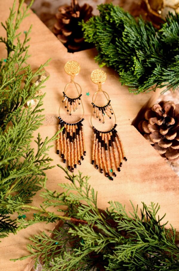 Valdyria est une marque poétique de bijoux faits main, basée en Alsace 🌿 Nous créons des pièces artisanales avec une âme, inspirées par la mythologie 🐚 la nature 🍃 l’élégance ancienne 👑 et la beauté intemporelle ✨ Chaque bijou est soigneusement réalisé à la main avec des perles Miyuki de haute qualité, venues du Japon 💎 et des matériaux écoresponsables sourcés en France et en Europe 💖 Nos créations naissent avec intention 🕊 en petites séries 🧵 avec amour du détail ✧ Valdyria incarne une création lente, consciente 🌱 des trésors qu’on ressent vraiment 🌟 Nous ne faisons pas que des accessoires : nous créons des symboles ❈ Chaque bijou porte une histoire, une émotion, un sens ✤ Dans notre atelier en Alsace 🏡 chaque commande est préparée à la main, jusqu’à l’emballage compostable ♻ sans plastique 🚫 Expédition soignée en Europe 📦 Découvrez un univers où qualité rime avec émotion ✨ Valdyria - Un éclat pour ne jamais oublier qui vous êtes ✧