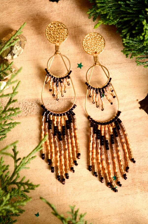 Valdyria est une marque poétique de bijoux faits main, basée en Alsace 🌿 Nous créons des pièces artisanales avec une âme, inspirées par la mythologie 🐚 la nature 🍃 l’élégance ancienne 👑 et la beauté intemporelle ✨ Chaque bijou est soigneusement réalisé à la main avec des perles Miyuki de haute qualité, venues du Japon 💎 et des matériaux écoresponsables sourcés en France et en Europe 💖 Nos créations naissent avec intention 🕊 en petites séries 🧵 avec amour du détail ✧ Valdyria incarne une création lente, consciente 🌱 des trésors qu’on ressent vraiment 🌟 Nous ne faisons pas que des accessoires : nous créons des symboles ❈ Chaque bijou porte une histoire, une émotion, un sens ✤ Dans notre atelier en Alsace 🏡 chaque commande est préparée à la main, jusqu’à l’emballage compostable ♻ sans plastique 🚫 Expédition soignée en Europe 📦 Découvrez un univers où qualité rime avec émotion ✨ Valdyria - Un éclat pour ne jamais oublier qui vous êtes ✧