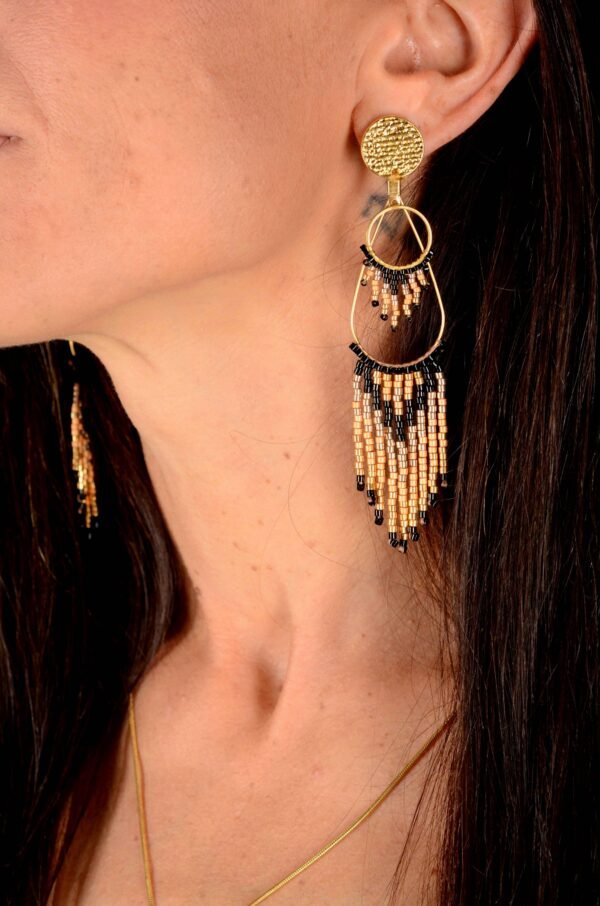 Valdyria est une marque poétique de bijoux faits main, basée en Alsace 🌿 Nous créons des pièces artisanales avec une âme, inspirées par la mythologie 🐚 la nature 🍃 l’élégance ancienne 👑 et la beauté intemporelle ✨ Chaque bijou est soigneusement réalisé à la main avec des perles Miyuki de haute qualité, venues du Japon 💎 et des matériaux écoresponsables sourcés en France et en Europe 💖 Nos créations naissent avec intention 🕊 en petites séries 🧵 avec amour du détail ✧ Valdyria incarne une création lente, consciente 🌱 des trésors qu’on ressent vraiment 🌟 Nous ne faisons pas que des accessoires : nous créons des symboles ❈ Chaque bijou porte une histoire, une émotion, un sens ✤ Dans notre atelier en Alsace 🏡 chaque commande est préparée à la main, jusqu’à l’emballage compostable ♻ sans plastique 🚫 Expédition soignée en Europe 📦 Découvrez un univers où qualité rime avec émotion ✨ Valdyria - Un éclat pour ne jamais oublier qui vous êtes ✧