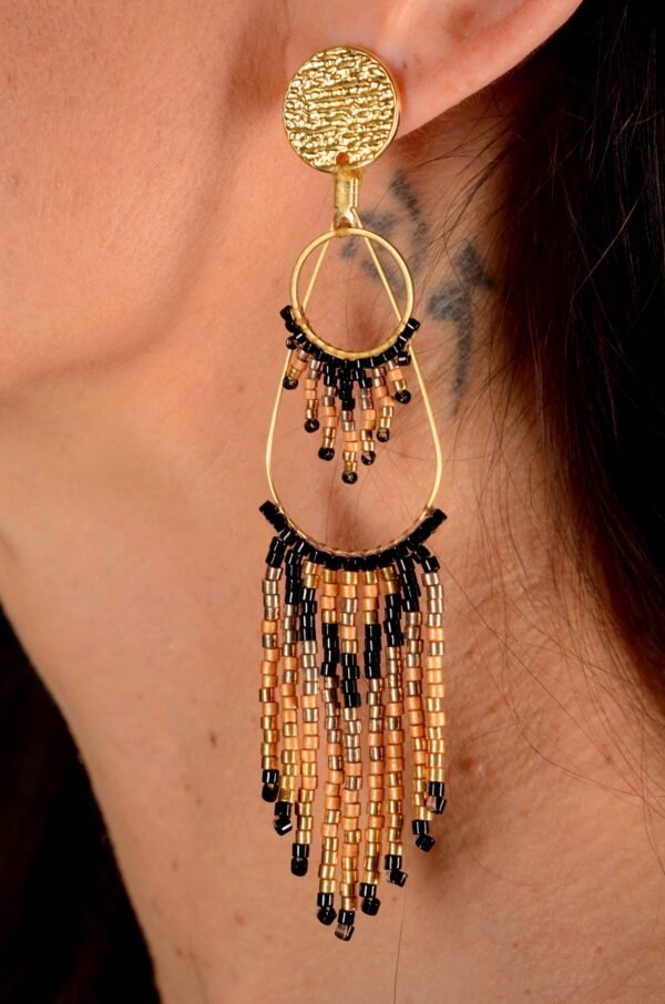 Valdyria est une marque poétique de bijoux faits main, basée en Alsace 🌿 Nous créons des pièces artisanales avec une âme, inspirées par la mythologie 🐚 la nature 🍃 l’élégance ancienne 👑 et la beauté intemporelle ✨ Chaque bijou est soigneusement réalisé à la main avec des perles Miyuki de haute qualité, venues du Japon 💎 et des matériaux écoresponsables sourcés en France et en Europe 💖 Nos créations naissent avec intention 🕊 en petites séries 🧵 avec amour du détail ✧ Valdyria incarne une création lente, consciente 🌱 des trésors qu’on ressent vraiment 🌟 Nous ne faisons pas que des accessoires : nous créons des symboles ❈ Chaque bijou porte une histoire, une émotion, un sens ✤ Dans notre atelier en Alsace 🏡 chaque commande est préparée à la main, jusqu’à l’emballage compostable ♻ sans plastique 🚫 Expédition soignée en Europe 📦 Découvrez un univers où qualité rime avec émotion ✨ Valdyria - Un éclat pour ne jamais oublier qui vous êtes ✧