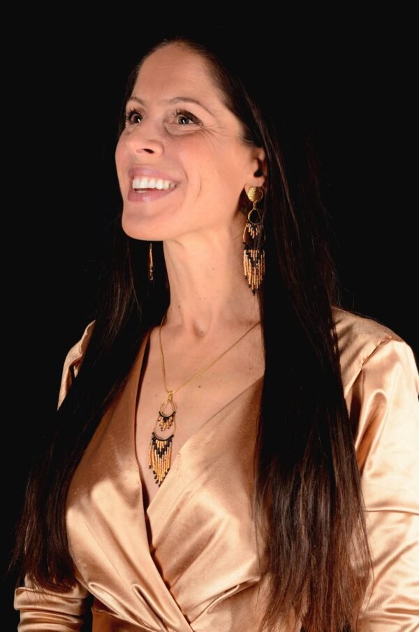 Valdyria est une marque poétique de bijoux faits main, basée en Alsace 🌿 Nous créons des pièces artisanales avec une âme, inspirées par la mythologie 🐚 la nature 🍃 l’élégance ancienne 👑 et la beauté intemporelle ✨ Chaque bijou est soigneusement réalisé à la main avec des perles Miyuki de haute qualité, venues du Japon 💎 et des matériaux écoresponsables sourcés en France et en Europe 💖 Nos créations naissent avec intention 🕊 en petites séries 🧵 avec amour du détail ✧ Valdyria incarne une création lente, consciente 🌱 des trésors qu’on ressent vraiment 🌟 Nous ne faisons pas que des accessoires : nous créons des symboles ❈ Chaque bijou porte une histoire, une émotion, un sens ✤ Dans notre atelier en Alsace 🏡 chaque commande est préparée à la main, jusqu’à l’emballage compostable ♻ sans plastique 🚫 Expédition soignée en Europe 📦 Découvrez un univers où qualité rime avec émotion ✨ Valdyria - Un éclat pour ne jamais oublier qui vous êtes ✧