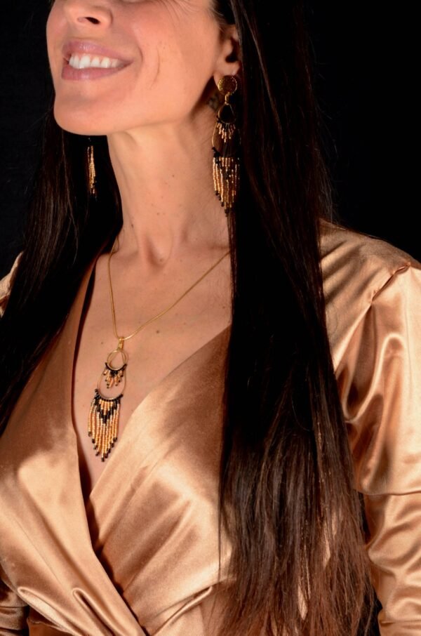 Valdyria est une marque poétique de bijoux faits main, basée en Alsace 🌿 Nous créons des pièces artisanales avec une âme, inspirées par la mythologie 🐚 la nature 🍃 l’élégance ancienne 👑 et la beauté intemporelle ✨ Chaque bijou est soigneusement réalisé à la main avec des perles Miyuki de haute qualité, venues du Japon 💎 et des matériaux écoresponsables sourcés en France et en Europe 💖 Nos créations naissent avec intention 🕊 en petites séries 🧵 avec amour du détail ✧ Valdyria incarne une création lente, consciente 🌱 des trésors qu’on ressent vraiment 🌟 Nous ne faisons pas que des accessoires : nous créons des symboles ❈ Chaque bijou porte une histoire, une émotion, un sens ✤ Dans notre atelier en Alsace 🏡 chaque commande est préparée à la main, jusqu’à l’emballage compostable ♻ sans plastique 🚫 Expédition soignée en Europe 📦 Découvrez un univers où qualité rime avec émotion ✨ Valdyria - Un éclat pour ne jamais oublier qui vous êtes ✧