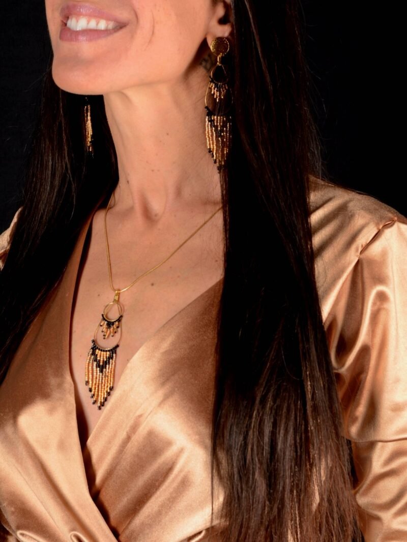 boutique-valdyria-galilya-cleo-ebene-collier-moyen (1) Valdyria est une marque poétique de bijoux faits main, basée en Alsace 🌿 Nous créons des pièces artisanales avec une âme, inspirées par la mythologie 🐚 la nature 🍃 l’élégance ancienne 👑 et la beauté intemporelle ✨ Chaque bijou est soigneusement réalisé à la main avec des perles Miyuki de haute qualité, venues du Japon 💎 et des matériaux écoresponsables sourcés en France et en Europe 💖 Nos créations naissent avec intention 🕊 en petites séries 🧵 avec amour du détail ✧ Valdyria incarne une création lente, consciente 🌱 des trésors qu’on ressent vraiment 🌟 Nous ne faisons pas que des accessoires : nous créons des symboles ❈ Chaque bijou porte une histoire, une émotion, un sens ✤ Dans notre atelier en Alsace 🏡 chaque commande est préparée à la main, jusqu’à l’emballage compostable ♻ sans plastique 🚫 Expédition soignée en Europe 📦 Découvrez un univers où qualité rime avec émotion ✨ Valdyria - Un éclat pour ne jamais oublier qui vous êtes ✧