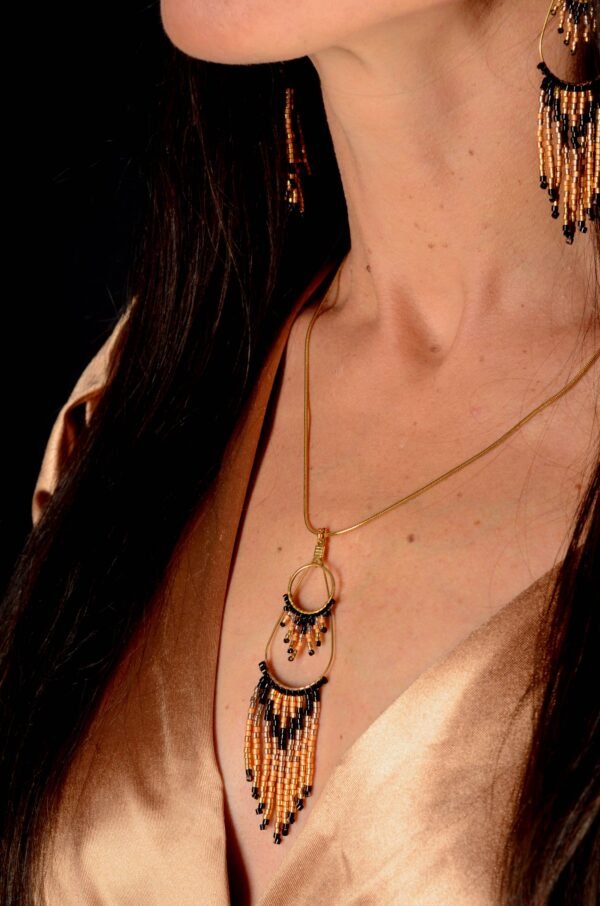 Valdyria est une marque poétique de bijoux faits main, basée en Alsace 🌿 Nous créons des pièces artisanales avec une âme, inspirées par la mythologie 🐚 la nature 🍃 l’élégance ancienne 👑 et la beauté intemporelle ✨ Chaque bijou est soigneusement réalisé à la main avec des perles Miyuki de haute qualité, venues du Japon 💎 et des matériaux écoresponsables sourcés en France et en Europe 💖 Nos créations naissent avec intention 🕊 en petites séries 🧵 avec amour du détail ✧ Valdyria incarne une création lente, consciente 🌱 des trésors qu’on ressent vraiment 🌟 Nous ne faisons pas que des accessoires : nous créons des symboles ❈ Chaque bijou porte une histoire, une émotion, un sens ✤ Dans notre atelier en Alsace 🏡 chaque commande est préparée à la main, jusqu’à l’emballage compostable ♻ sans plastique 🚫 Expédition soignée en Europe 📦 Découvrez un univers où qualité rime avec émotion ✨ Valdyria - Un éclat pour ne jamais oublier qui vous êtes ✧